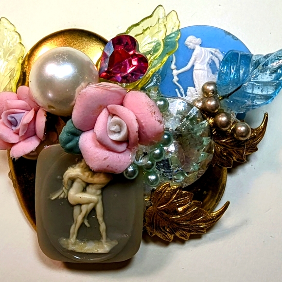 Wendy Gell brooch lovely lady Cameo with lovers, pink roses leaves. - Picture 2 of 3